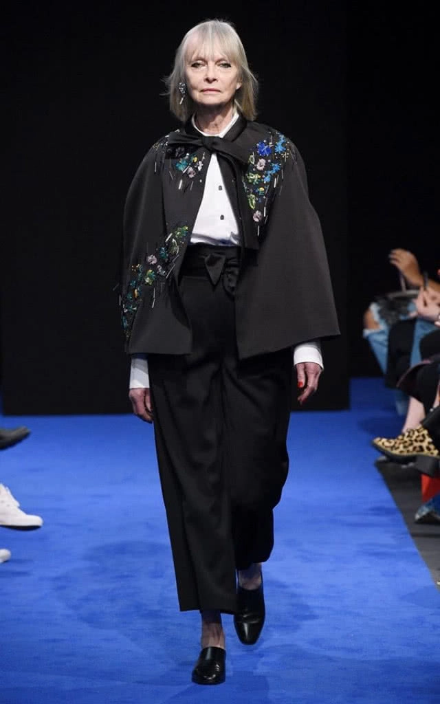 Jan de Villeneuve นางแบบวัย 74 ยอม "No Make Up" ขึ้นรันเวย์