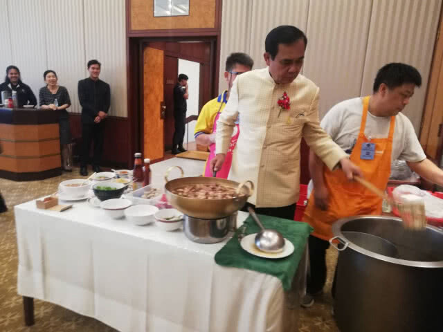"ก๋วยเตี๋ยวเนื้อตุ๋นนายโส่ย" เสิร์ฟครม.ถึงทำเนียบ!