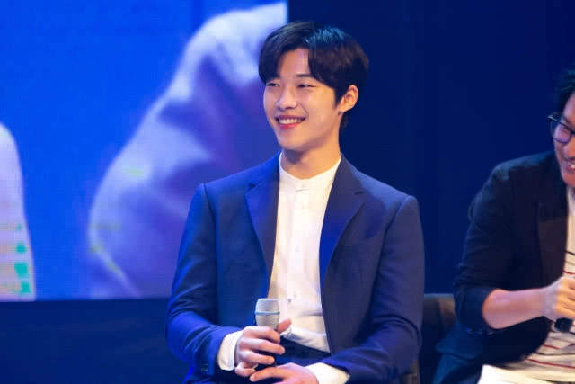 นักแสดงหนุ่ม "อูโดฮวาน" บินตรงโปรยเสน่ห์สาวไทยอย่างใกล้ชิด