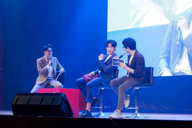 นักแสดงหนุ่ม "อูโดฮวาน" บินตรงโปรยเสน่ห์สาวไทยอย่างใกล้ชิด