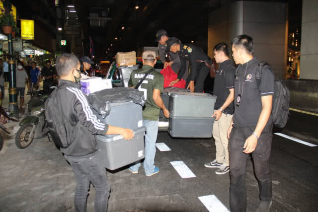 ลุยตรวจแผงขายสิ่งลามกอนาจาร ย่านสุขุมวิท