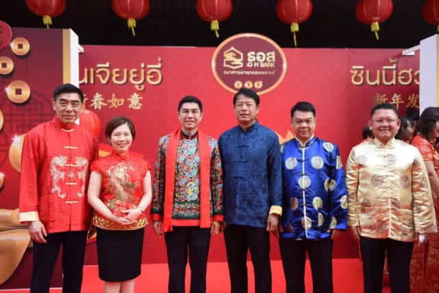 สุวรรณภูมิ ฉลองตรุษจีน มอบของที่ระลึกให้กับผู้โดยสารเที่ยวบินจากจีน