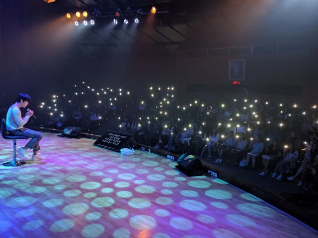 นักแสดงหนุ่ม "อูโดฮวาน" บินตรงโปรยเสน่ห์สาวไทยอย่างใกล้ชิด