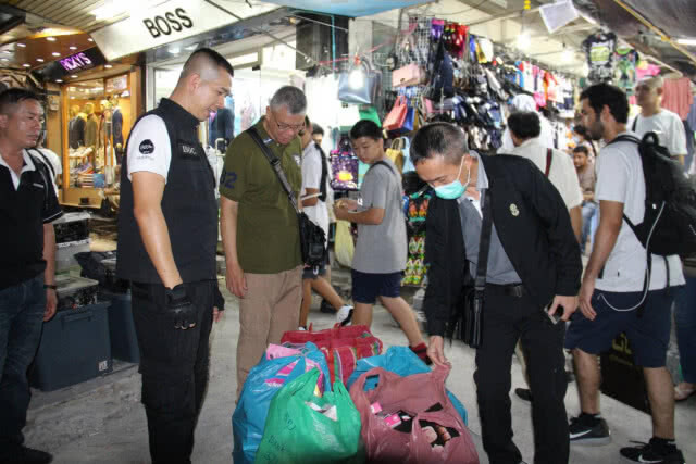 ลุยตรวจแผงขายสิ่งลามกอนาจาร ย่านสุขุมวิท