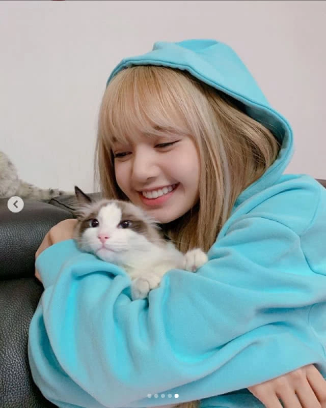 ของจริง !! แค่โพสรูปคู่กับแมวก็ติดเทรนด์ #LALISA