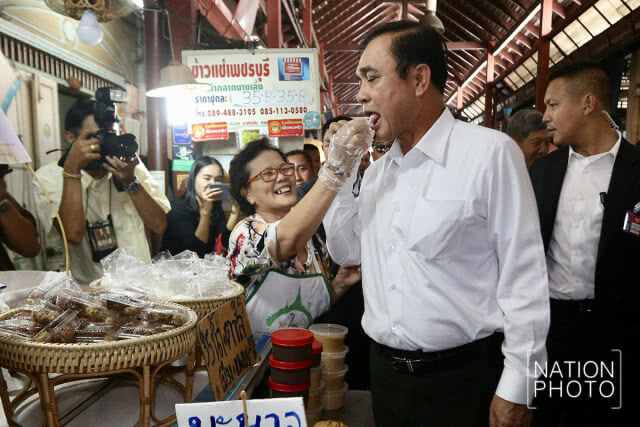 "บิ๊กตู่" เดินตลาดนางเลิ้ง แวะกินข้าวเที่ยง