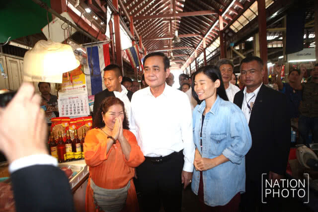 "บิ๊กตู่" เดินตลาดนางเลิ้ง แวะกินข้าวเที่ยง