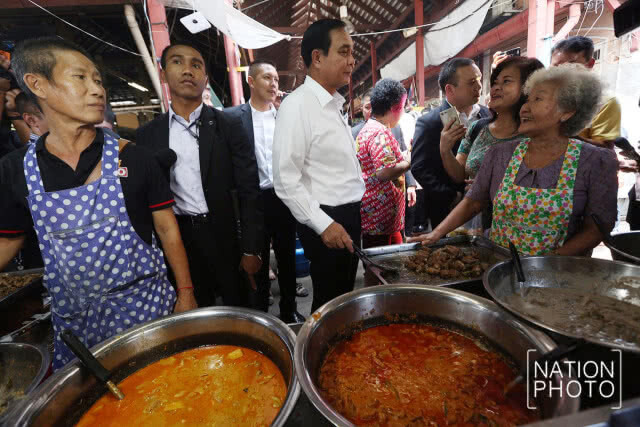 "บิ๊กตู่" เดินตลาดนางเลิ้ง แวะกินข้าวเที่ยง