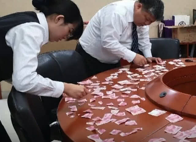 พ่อจีนลมแทบจับ ลูกฉีกแบงค์เล่นเป็นหมื่น