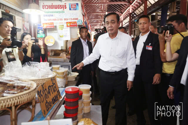 "บิ๊กตู่" เดินตลาดนางเลิ้ง แวะกินข้าวเที่ยง