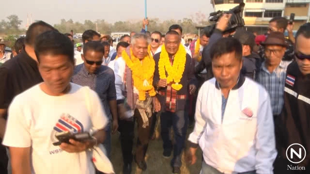 "จตุพร" ปราศรัยขอนแก่น คนแห่ขึ้นเวทีต้อนรับ พื้นเวทีทรุด! หวิดร่วงก่อนปราศรัย