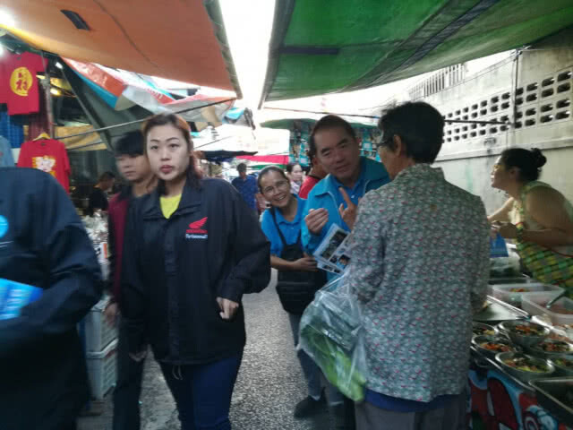 หมอวรงค์เดินหาเสียงตลาดชี้สถานการณ์การเมืองไทยคลี่คลายดีขึ้น