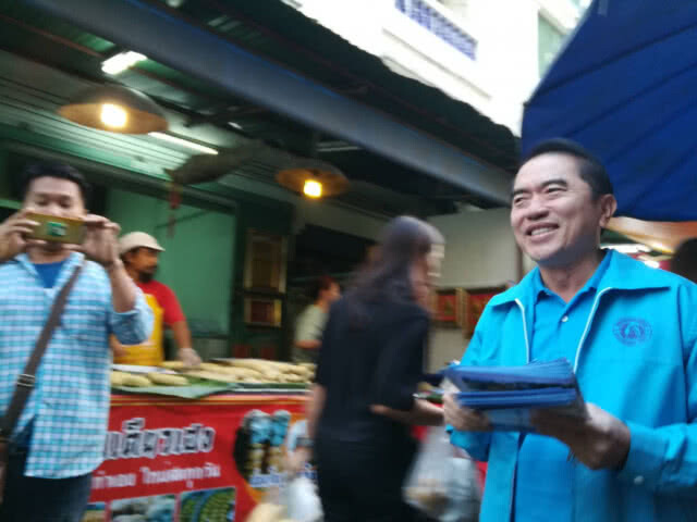 หมอวรงค์เดินหาเสียงตลาดชี้สถานการณ์การเมืองไทยคลี่คลายดีขึ้น