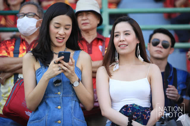 เหล่ากองเชียร์สาวๆ ฟุตบอลประเพณี ธรรมศาสตร์-จุฬาฯ ครั้งที่ 73