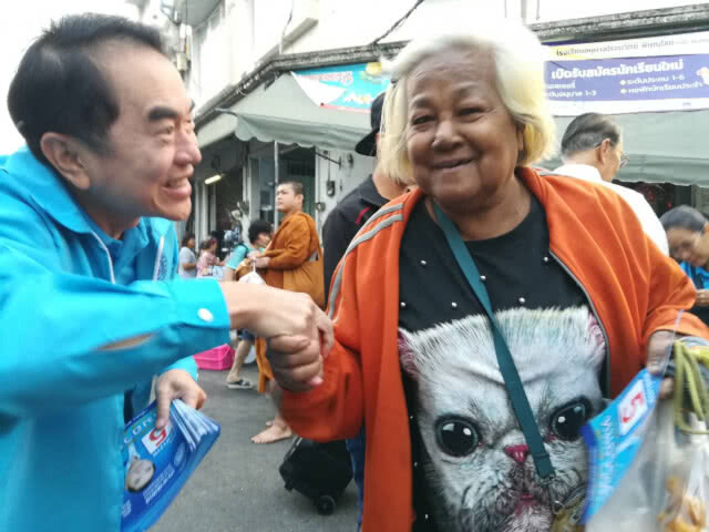 หมอวรงค์เดินหาเสียงตลาดชี้สถานการณ์การเมืองไทยคลี่คลายดีขึ้น