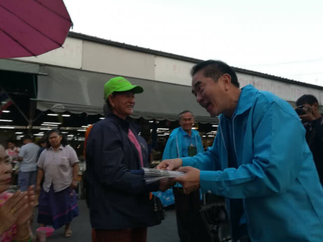 หมอวรงค์เดินหาเสียงตลาดชี้สถานการณ์การเมืองไทยคลี่คลายดีขึ้น