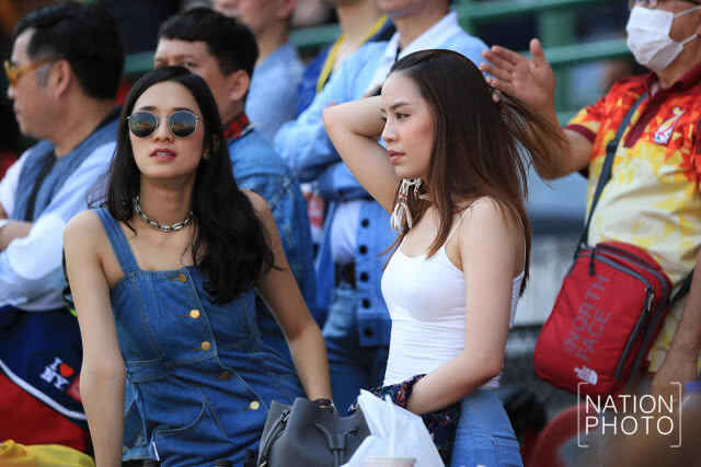 เหล่ากองเชียร์สาวๆ ฟุตบอลประเพณี ธรรมศาสตร์-จุฬาฯ ครั้งที่ 73