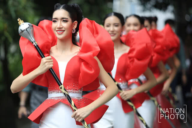 สีสันพาเหรดล้อการเมือง ฟุตบอลประเพณี จุฬาฯ-ธรรมศาสตร์ ครั้งที่ 73