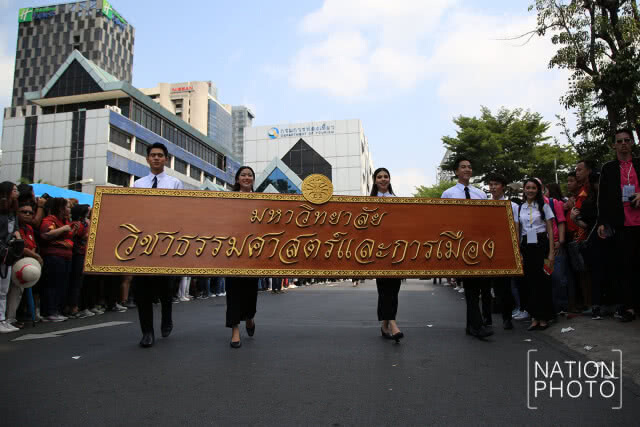 สีสันพาเหรดล้อการเมือง ฟุตบอลประเพณี จุฬาฯ-ธรรมศาสตร์ ครั้งที่ 73
