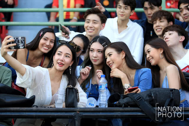 เหล่ากองเชียร์สาวๆ ฟุตบอลประเพณี ธรรมศาสตร์-จุฬาฯ ครั้งที่ 73
