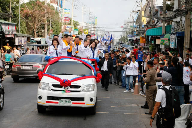 "อุตตม-สนธิรัตน์" นำทีมผู้สมัคร ส.ส. 3 เขต ตะลุยหาเสียงทั่วเมืองสมุทรสาคร