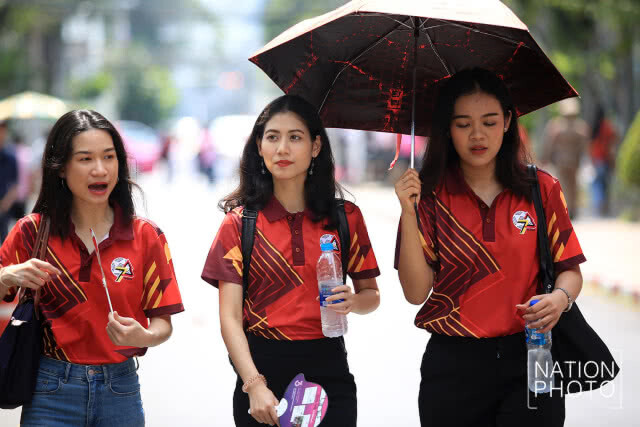 เหล่ากองเชียร์สาวๆ ฟุตบอลประเพณี ธรรมศาสตร์-จุฬาฯ ครั้งที่ 73