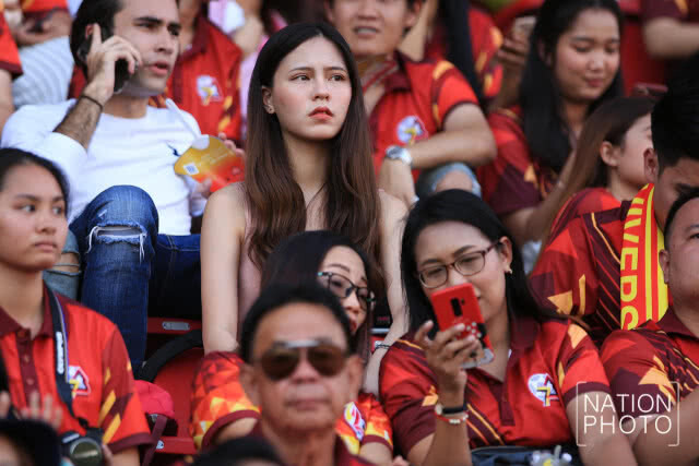 เหล่ากองเชียร์สาวๆ ฟุตบอลประเพณี ธรรมศาสตร์-จุฬาฯ ครั้งที่ 73