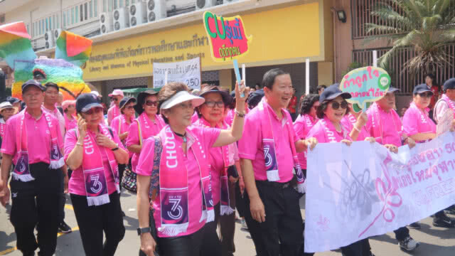 กลุ่มน้องใหม่จุฬาฯ 2512 ร่วมขบวนพาเหรด บอลประเพณีฯ