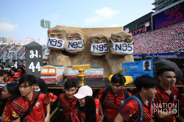 สีสันพาเหรดล้อการเมือง ฟุตบอลประเพณี จุฬาฯ-ธรรมศาสตร์ ครั้งที่ 73