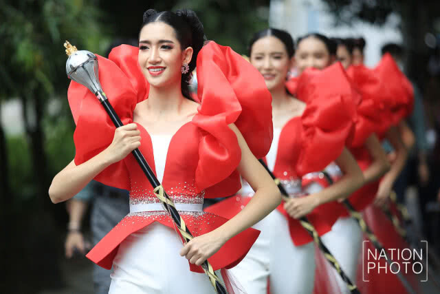 เหล่ากองเชียร์สาวๆ ฟุตบอลประเพณี ธรรมศาสตร์-จุฬาฯ ครั้งที่ 73
