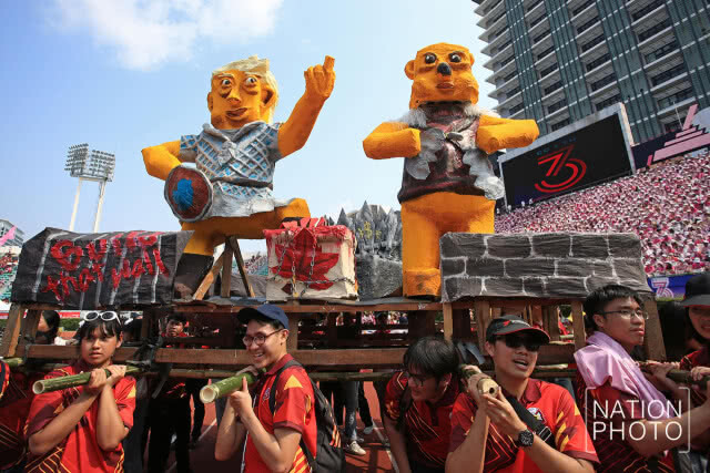 สีสันพาเหรดล้อการเมือง ฟุตบอลประเพณี จุฬาฯ-ธรรมศาสตร์ ครั้งที่ 73