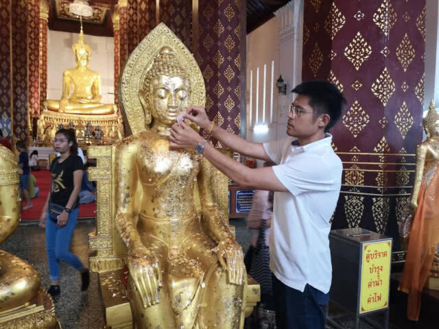 สยบข่าวลือ? "แซนดี้" โพสต์ภาพทำบุญกับ "ปรีชาพล"
