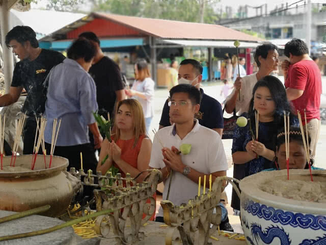 สยบข่าวลือ? "แซนดี้" โพสต์ภาพทำบุญกับ "ปรีชาพล"