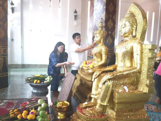 สยบข่าวลือ? "แซนดี้" โพสต์ภาพทำบุญกับ "ปรีชาพล"
