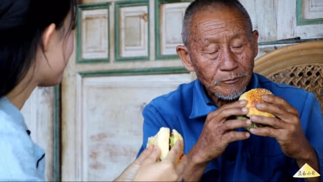 อยู่ชนบทไม่ใช่ปัญหา!!! หลานสาวใช้ผักสวนครัวทำเบอร์เกอร์ให้ตายาย