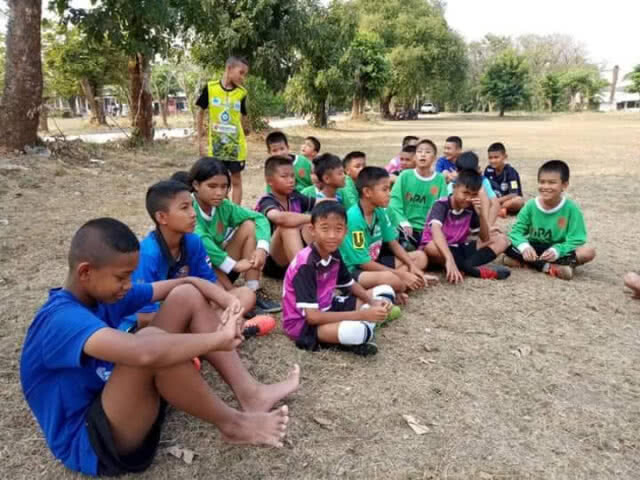 โค้ชสอนฟุตบอลฟรี!!! หวังเยาวชนห่างยานรก วอนผู้ใจบุญช่วยอุปกรณ์ฝึกสอน
