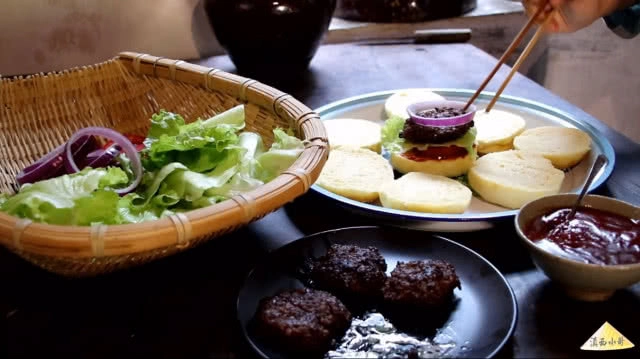 อยู่ชนบทไม่ใช่ปัญหา!!! หลานสาวใช้ผักสวนครัวทำเบอร์เกอร์ให้ตายาย