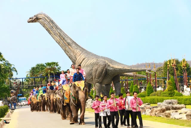 สวนนงนุชฯ แห่ขันหมากคู่รัก99คู่ ในหุบเขาไดโนเสาร์