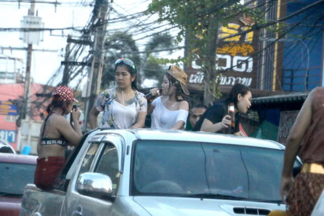 คนไทยเฮ!! ครม.ไฟเขียว สงกรานต์นี้หยุดยาว 12 เม.ย. เป็นวันหยุดกรณีพิเศษ