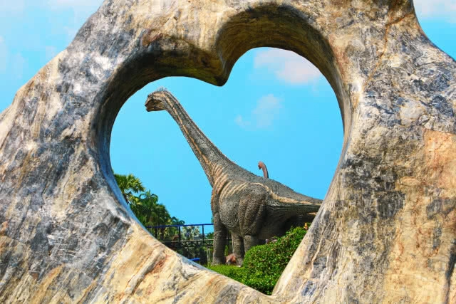 สวนนงนุชฯ แห่ขันหมากคู่รัก99คู่ ในหุบเขาไดโนเสาร์