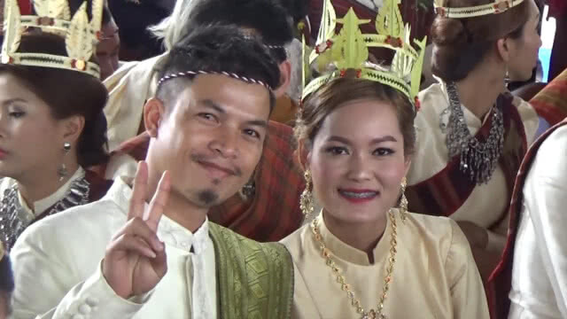 "31 คู่รัก" แต่งบนหลังช้าง วันแห่งความรัก