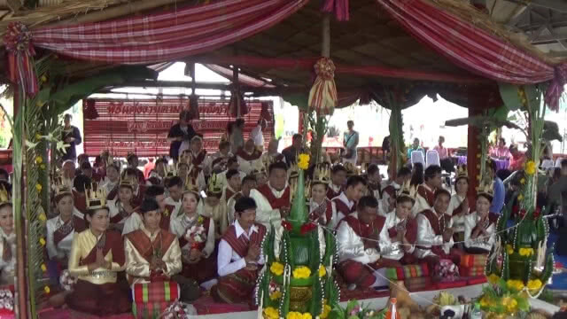 "31 คู่รัก" แต่งบนหลังช้าง วันแห่งความรัก