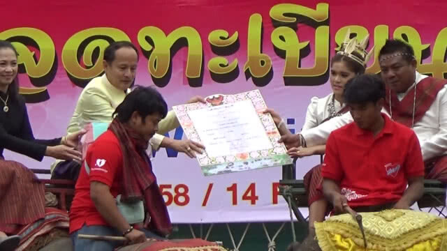 "31 คู่รัก" แต่งบนหลังช้าง วันแห่งความรัก