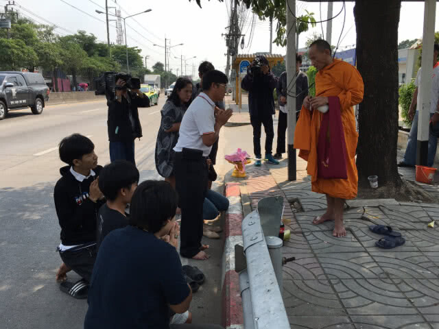 พ่อแม่เชิญดวงวิญญาณหนุ่มเทคโนฯถูกยิงดับ