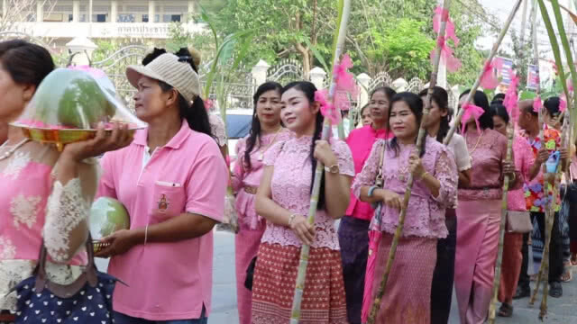 ประเพณีโบราณ!!! คู่รักจัดงานแต่งบนหลังเกวียน รับวันวาเลนไทน์