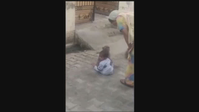 ลิงขโมยลูกคนไปเป็นเพื่อนเล่น