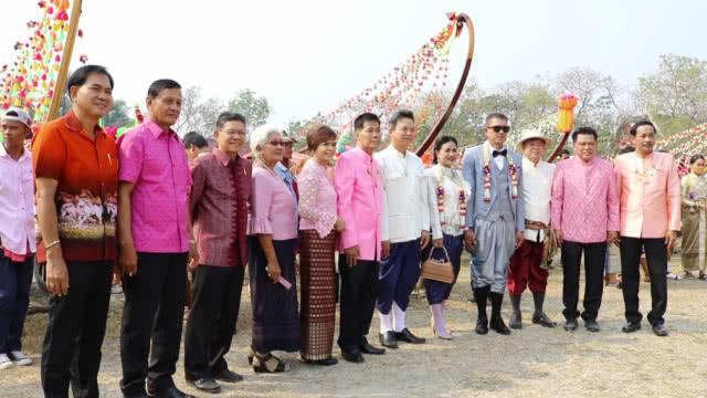 ประเพณีโบราณ!!! คู่รักจัดงานแต่งบนหลังเกวียน รับวันวาเลนไทน์