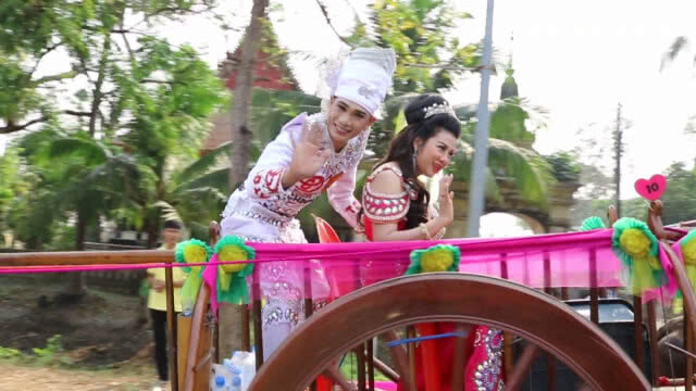 ประเพณีโบราณ!!! คู่รักจัดงานแต่งบนหลังเกวียน รับวันวาเลนไทน์