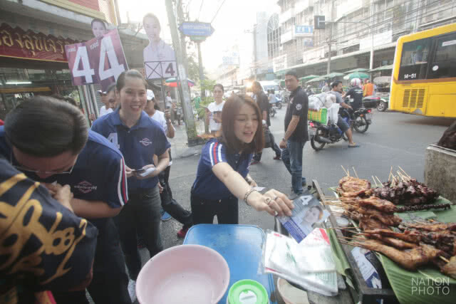 "พุทธิพงษ์ - มาดามเดียร์" ลงพื้นที่ย่านตลาดราชวัตร  ชูสโลแกน #ธนิกานต์เข้าถึงพึ่งได้