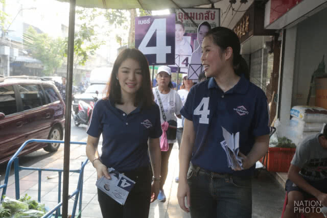 "พุทธิพงษ์ - มาดามเดียร์" ลงพื้นที่ย่านตลาดราชวัตร  ชูสโลแกน #ธนิกานต์เข้าถึงพึ่งได้